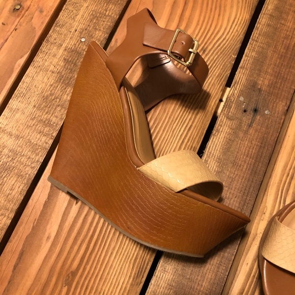 Charlotte Russe size 7 tan wedges - Picture 6 of 12